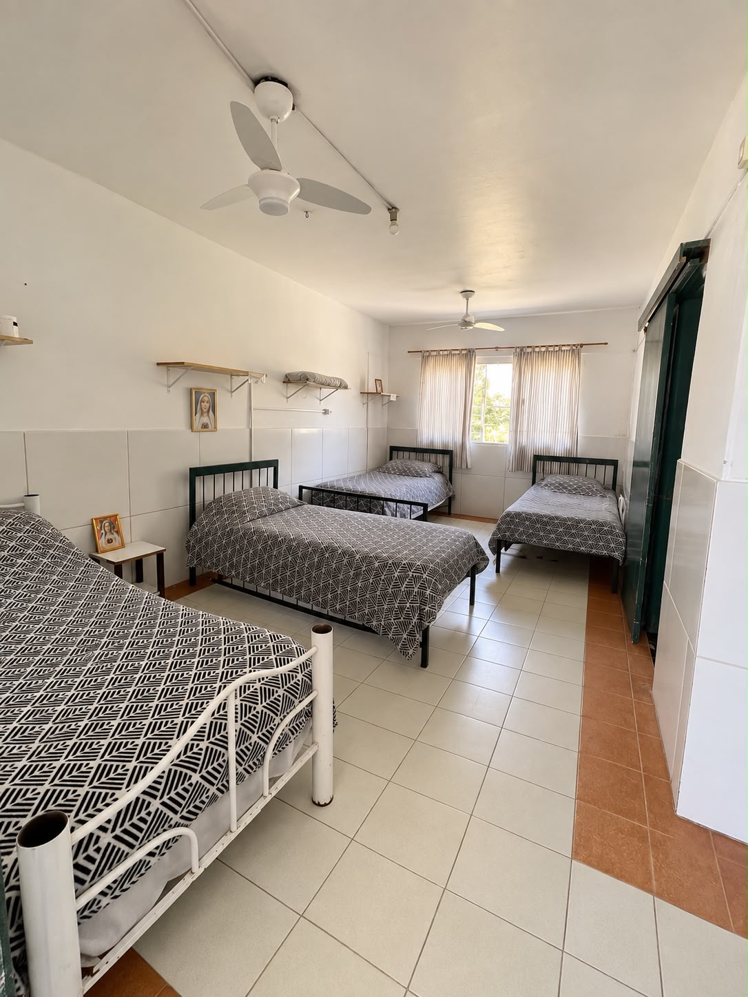 Quarto amplo e iluminado